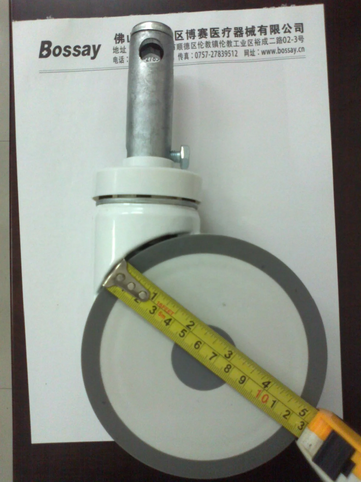 O acessório das peças sobresselentes do rodízio da cama do hospital galha a trava central do controle da roda de 5 polegadas