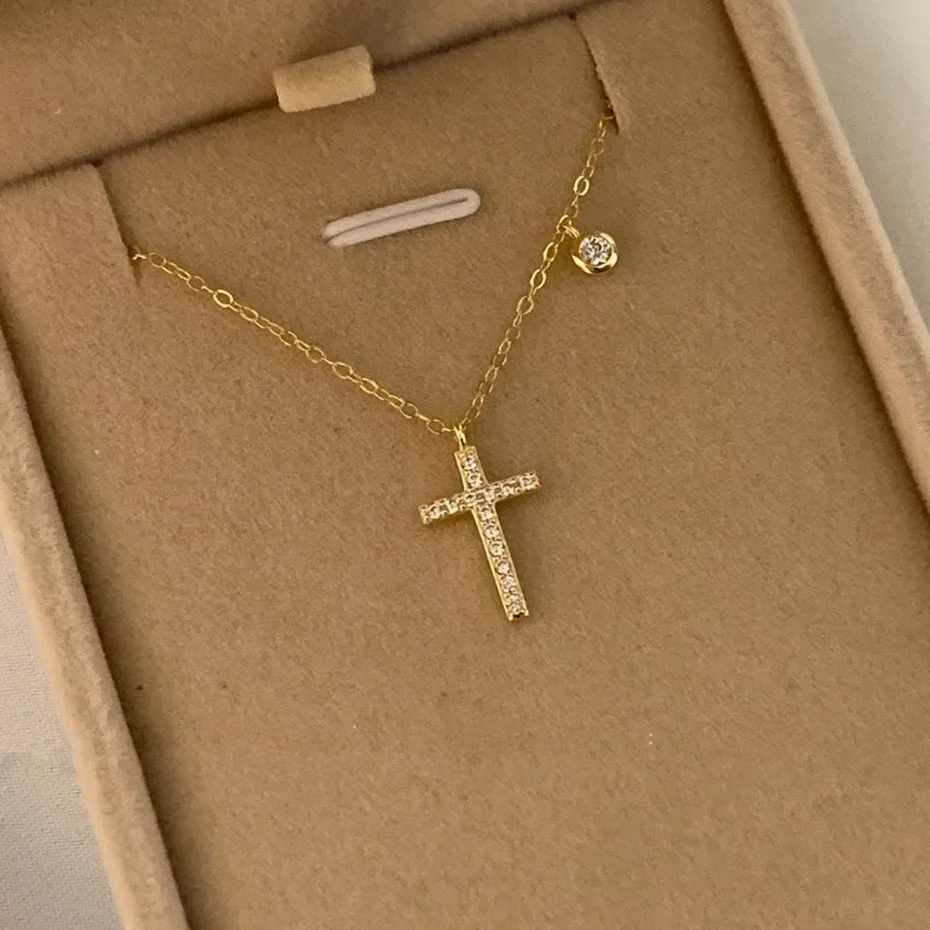 

S925 pure silver cross-shaped necklace for the collarbone, for women, with exquisite and sophisticated design.