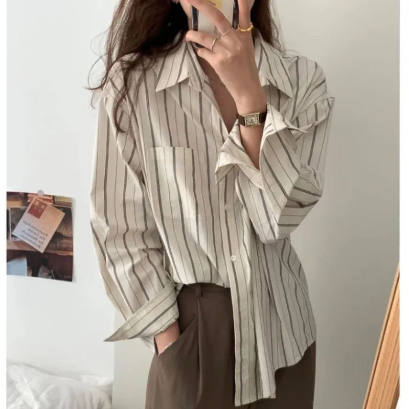 Spring and autumn new vertical striped shirt long sleeve fashion loose fashion Hong Kong style shirt folded to wear top women