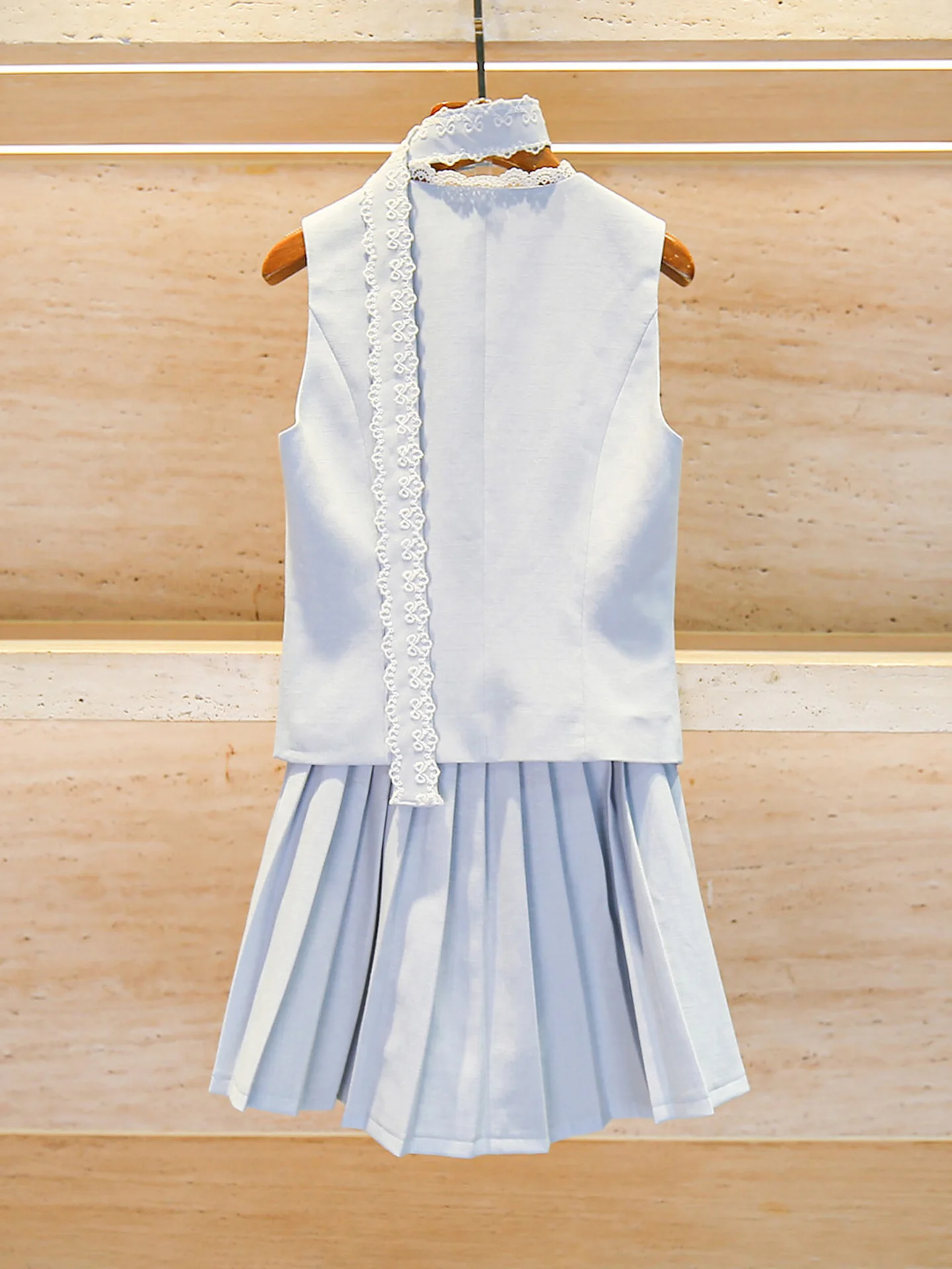 

South Oil High-End Women's Summer 2025 Small Fraance Sle V-Ne Vest plus Pleated f Skirt Set Faionable Two-Piece Suit