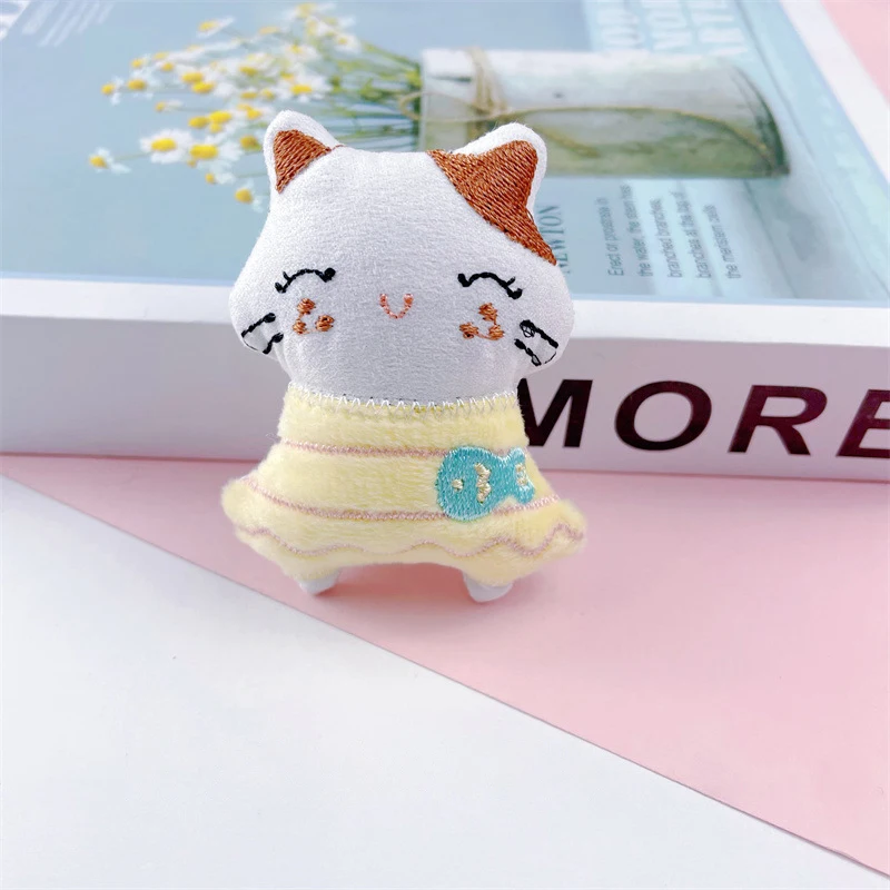 Creative Plush Cat พวงกุญแจเข็มกลัดสําหรับหญิงสาวแฟชั่นการ์ตูนน่ารักพวงกุญแจจี้กระเป๋าเป้สะพายหลังอุปกรณ์ตกแต่งของขวัญ