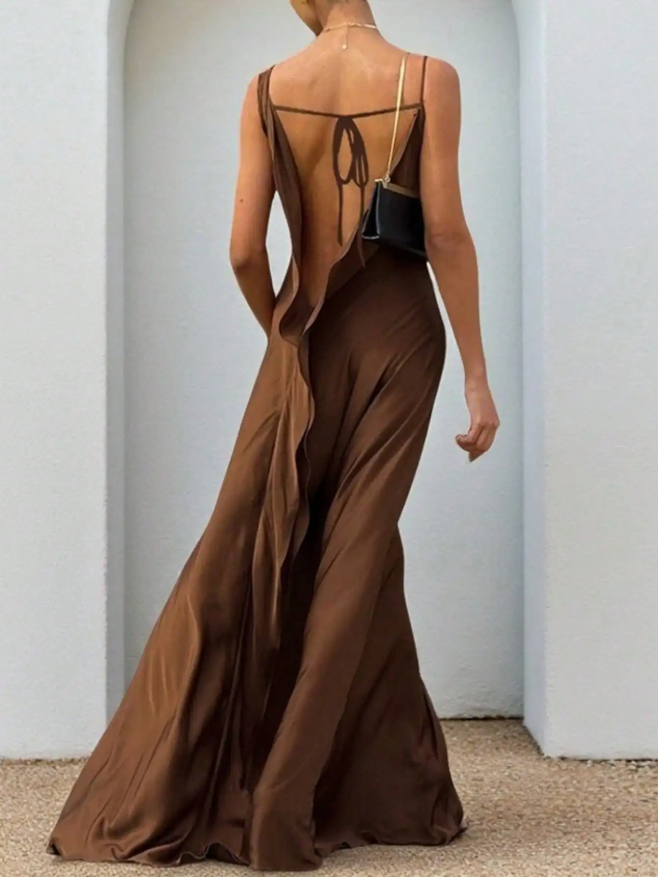 เดรสผ้าซาตินผ่าข้างขายดีประจำฤดูร้อน - ดีไซน์เซ็กซี่เปิดหลังพร้อมดีเทลผูกโบว์และทรงยาวพลิ้วไหว