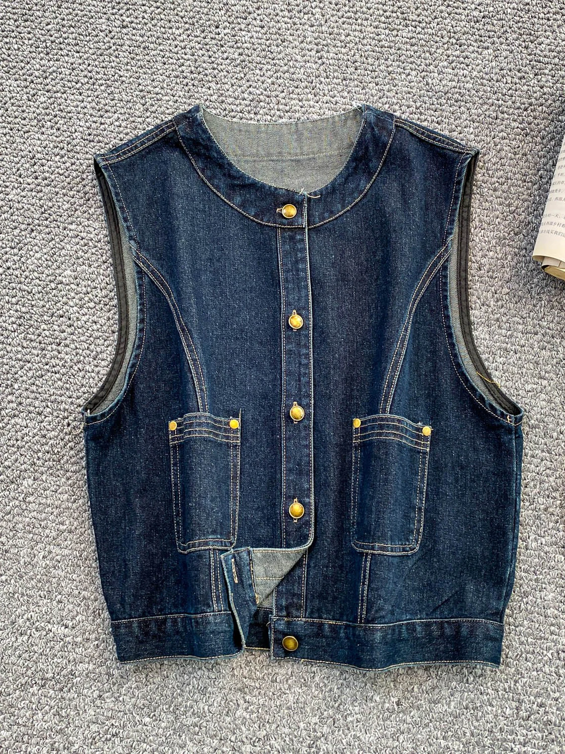 เสื้อกั๊กยีนส์ย้อนยุคสีซีดสำหรับผู้หญิง ทรงกลม คอกลม สายเดี่ยว สีน้ำเงินเมทัลลิก ทรงเข้ารูป ดีไซน์ทันสมัย เหมาะสำหรับใส่ทำงาน แฟชั่นทันสมัย ทรงปกติ...