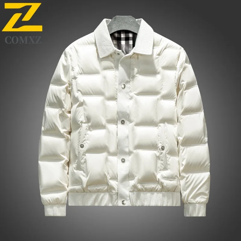 سترة COMXZ سميكة للغاية للزوجين ملابس خارجية شتوية للشباب مقاومة للبرد وغطاء للرأس قابل للفصل معطف لامع حراري أبيض مبطن للأسفل 2025