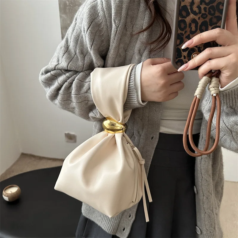 Chic Metal Buckle Drawstring Cloud Small Tote Bag Stylish Retro Fold Bucket Bag Suitable for Women Daily Work Shopping Parties