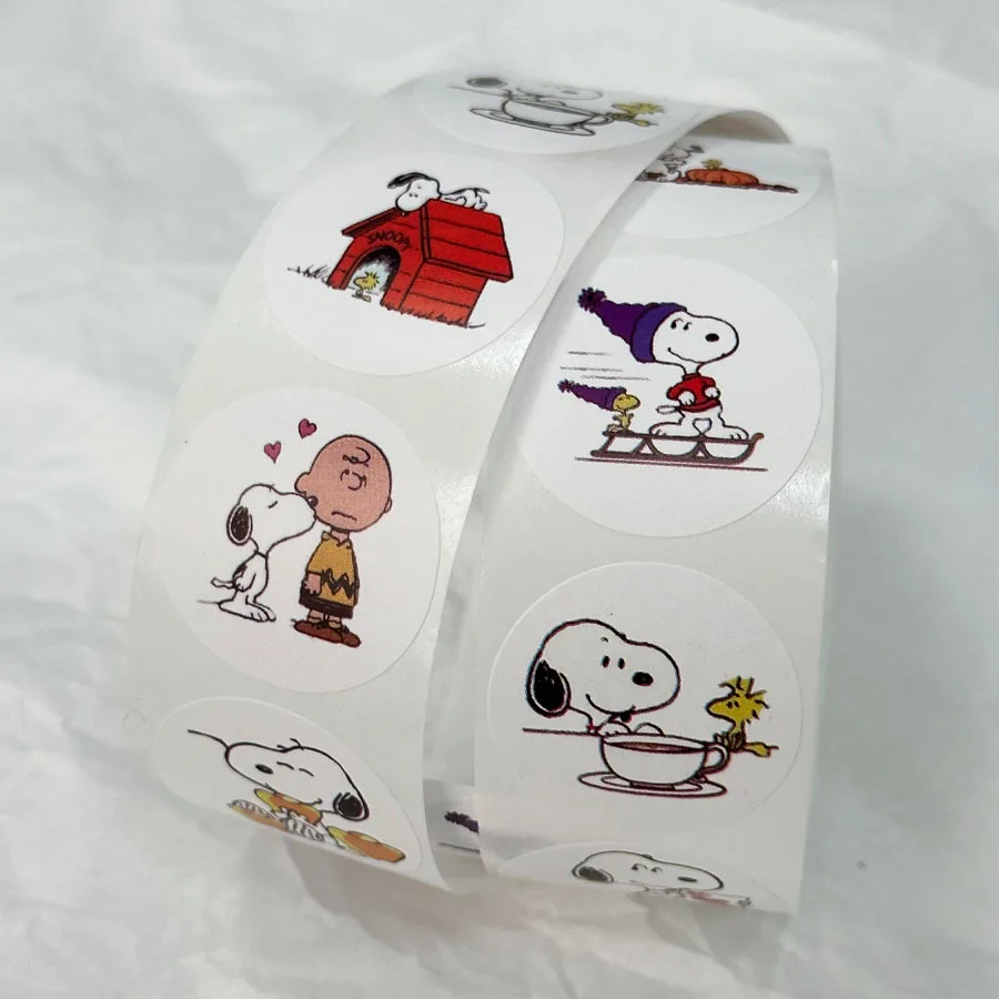 500 Pz/rotolo Anime Snoopys Adesivo Kawaii Bambini Ricompensa Adesivi Decorazione Del Fumetto Bagagli Decalcomanie Graffiti Giocattoli Regalo Di Compleanno