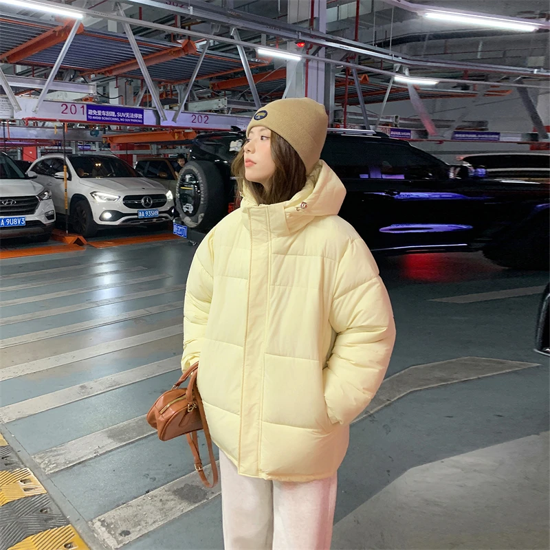 Piumini invernali da donna corti 2025 nuova giacca imbottita in cotone cappotti da pane versione coreana tendenza allentata casual per studenti