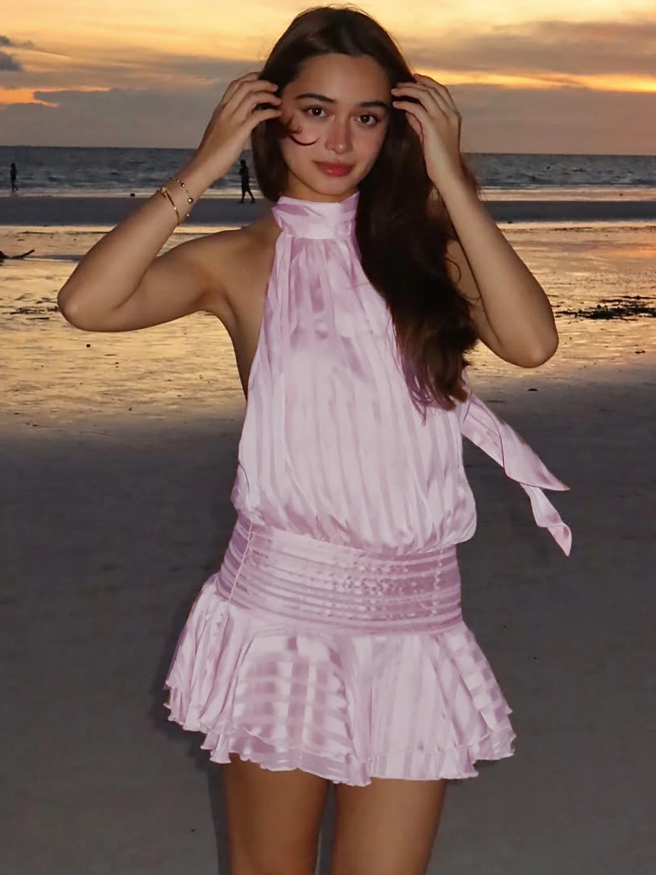 

Женская однотонная сексуальная элегантная одежда для вечеринок и клубов, летний наряд Dulzura с высоким воротником, без рукавов, с открытой спиной, тонкое мини-платье со рюшами и шнуровкой