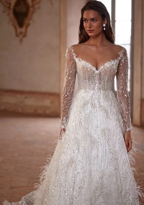 Aangepaste luxe glanzende witte a-lijn 3D kant kraal borduurwerk en veren dames sexy v-hals backless nieuwe strand bruid jurk