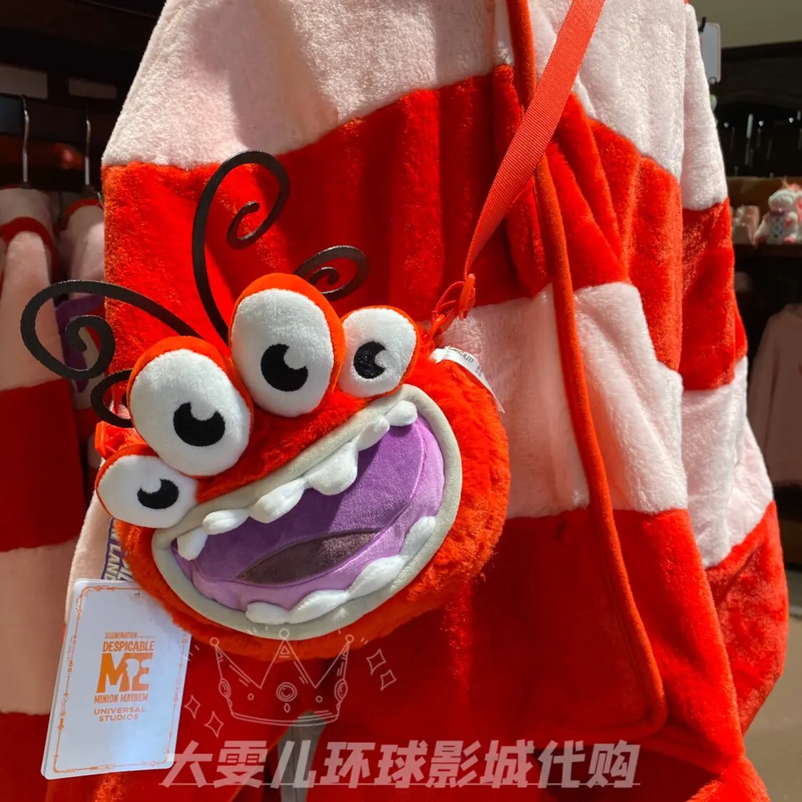 universal-studios-beijing-super-cute-fun-island-red-plush-crossbody-organizer-bag-collectible-souvenir