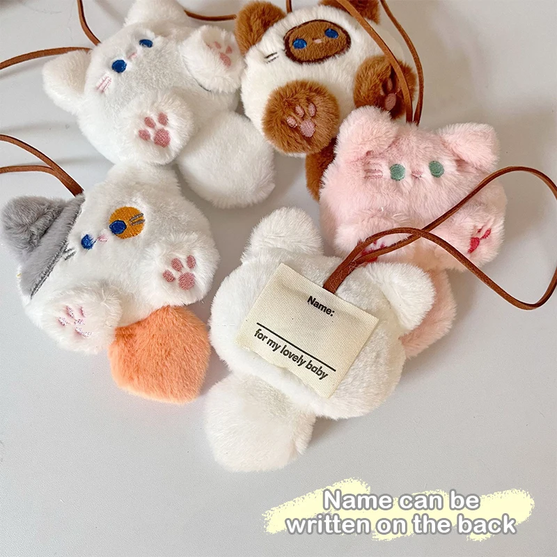 Juguete de peluche de gato chirriante de dibujos animados, colgante de etiqueta de nombre antipérdida, llavero de muñeca de Animal de peluche encantador, dijes de bolsa escolar para niños, regalos para niños