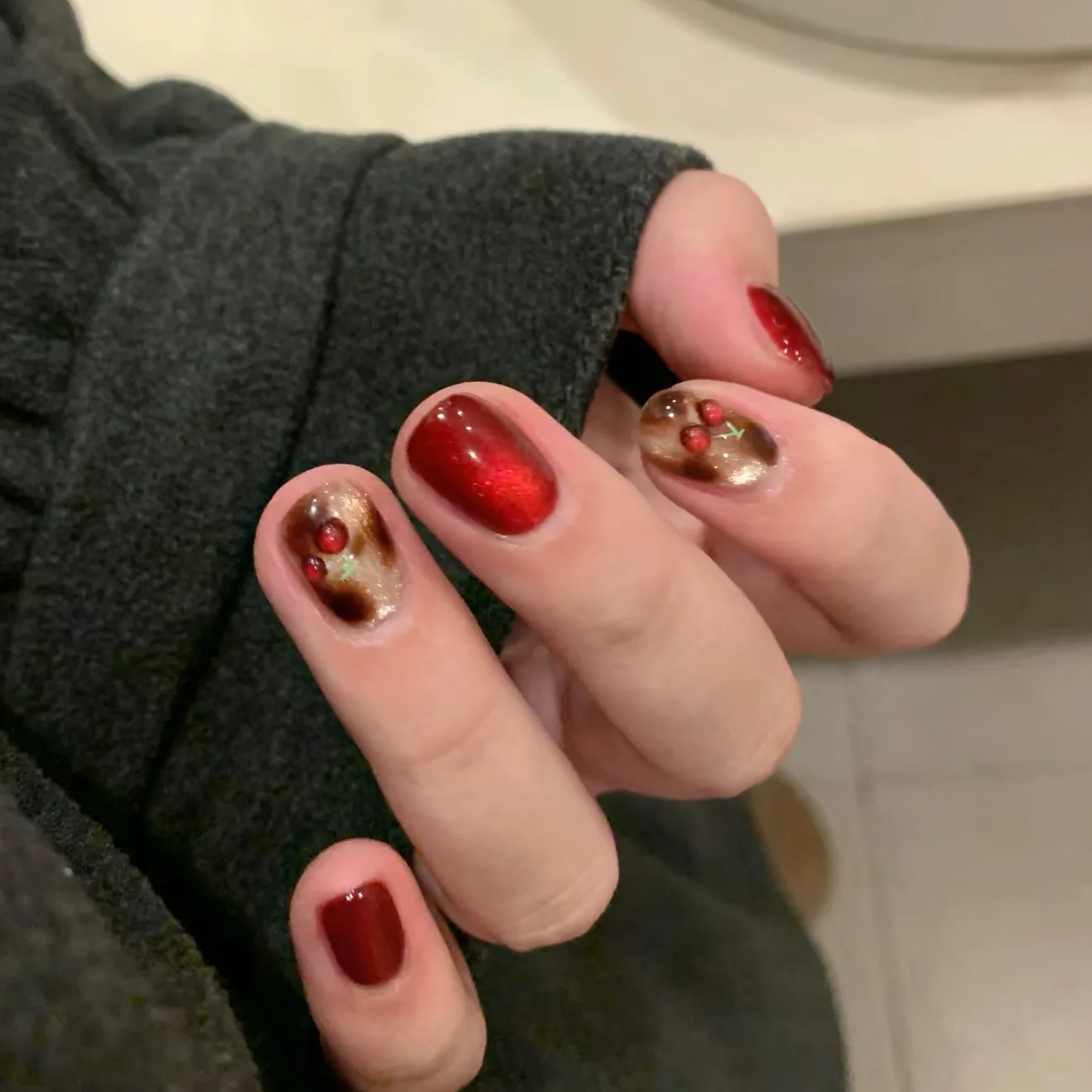 

10pcs Handmade Short Press On Nails Red Brown Cat Eye Gradient 3D Cherry Design Sweet Cute Fake Nails Wearable Nails Art Tips