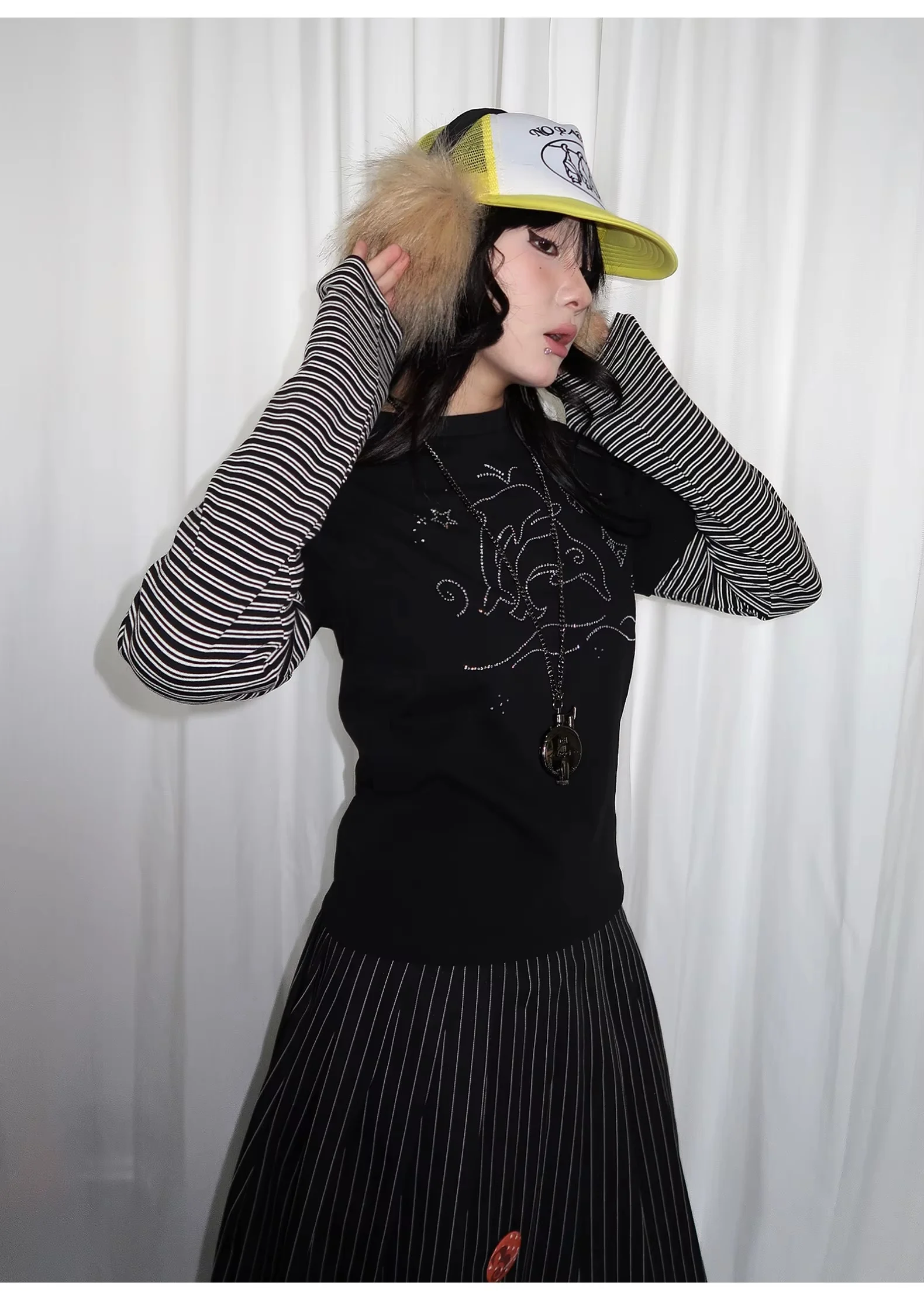 Damen Y2K Fake Zweiteiler Langarm-Oberteil mit Schwarz Gestreiften Ärmeln, Strass-Delfin-Print, Slim Fit, Süßes Alt-T-Shirt – Detail 3