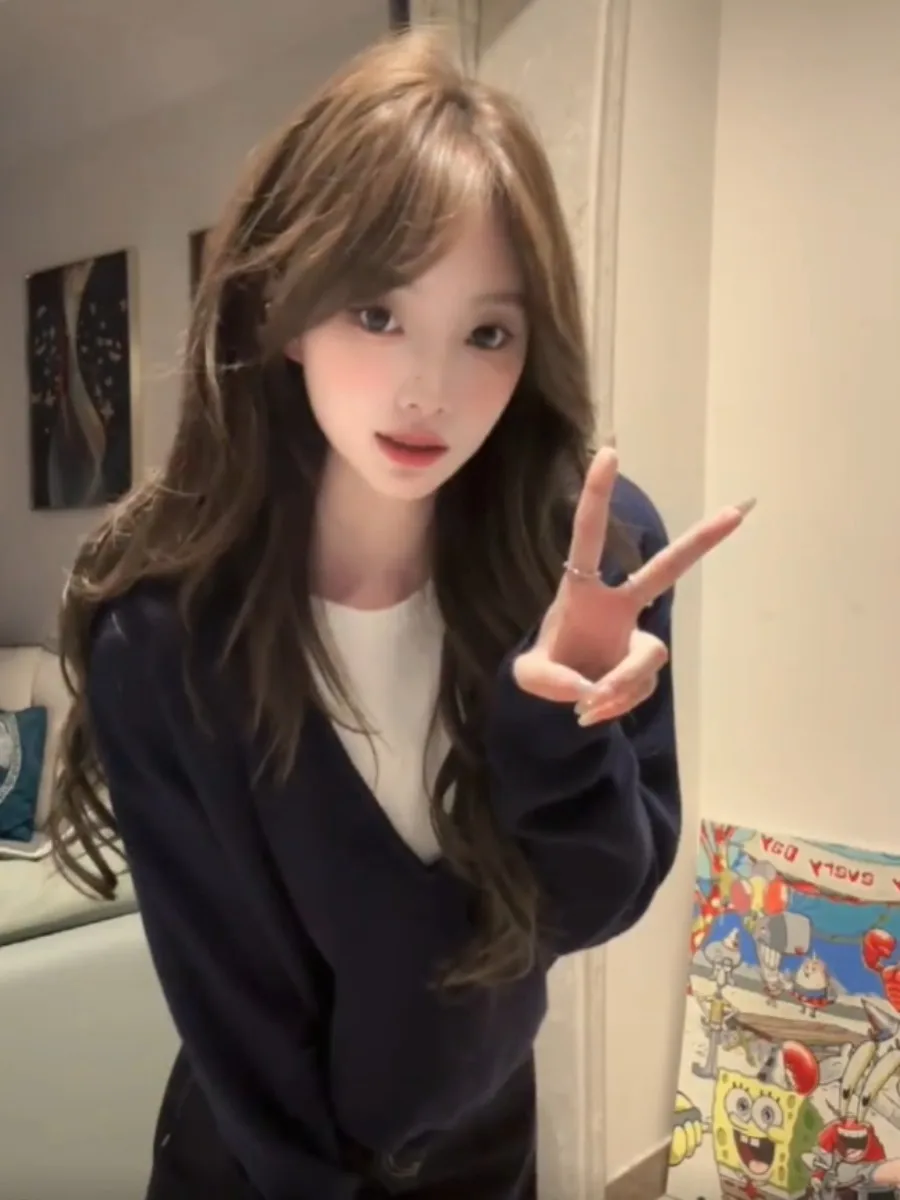 เสื้อสเวตเตอร์ถักทรงหลวม แขนยาว คอวี สีฟ้า สไตล์เกาหลี ดีไซน์ทันสมัย เหมาะสำหรับใส่เที่ยวหรือทำงาน ทรงเข้ารูป