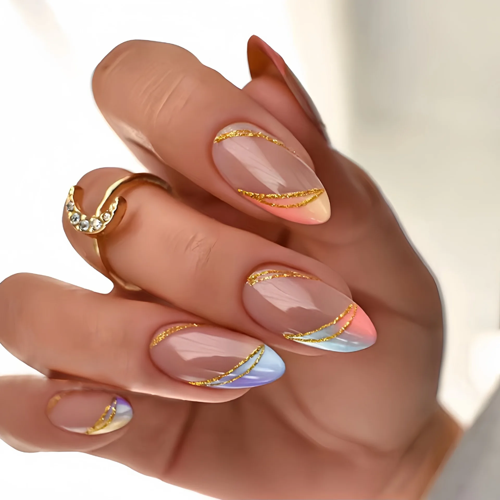 Mittellange künstliche Nägel für Frauen und Mädchen, Nude-Mandel-Nagelspitzen, französische weiße goldene Streifen, vollflächige Press-on-Acryl-Kunstnägel