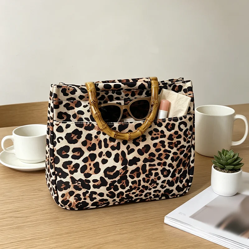 Retro-Tasche für Damen mit Leopardenmuster und Griff aus Kunstbambus. Beige Handtasche mit schwarzem und braunem Leopardenmuster für Damen – Detail 5