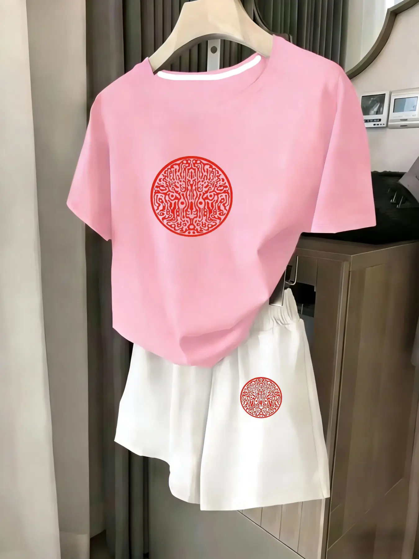 

Женский комплект из 2 предметов, летний комплект для пляжного отдыха, повседневная футболка с круглым вырезом и короткими рукавами, шорты с эластичной резинкой на талии, удобный костюм