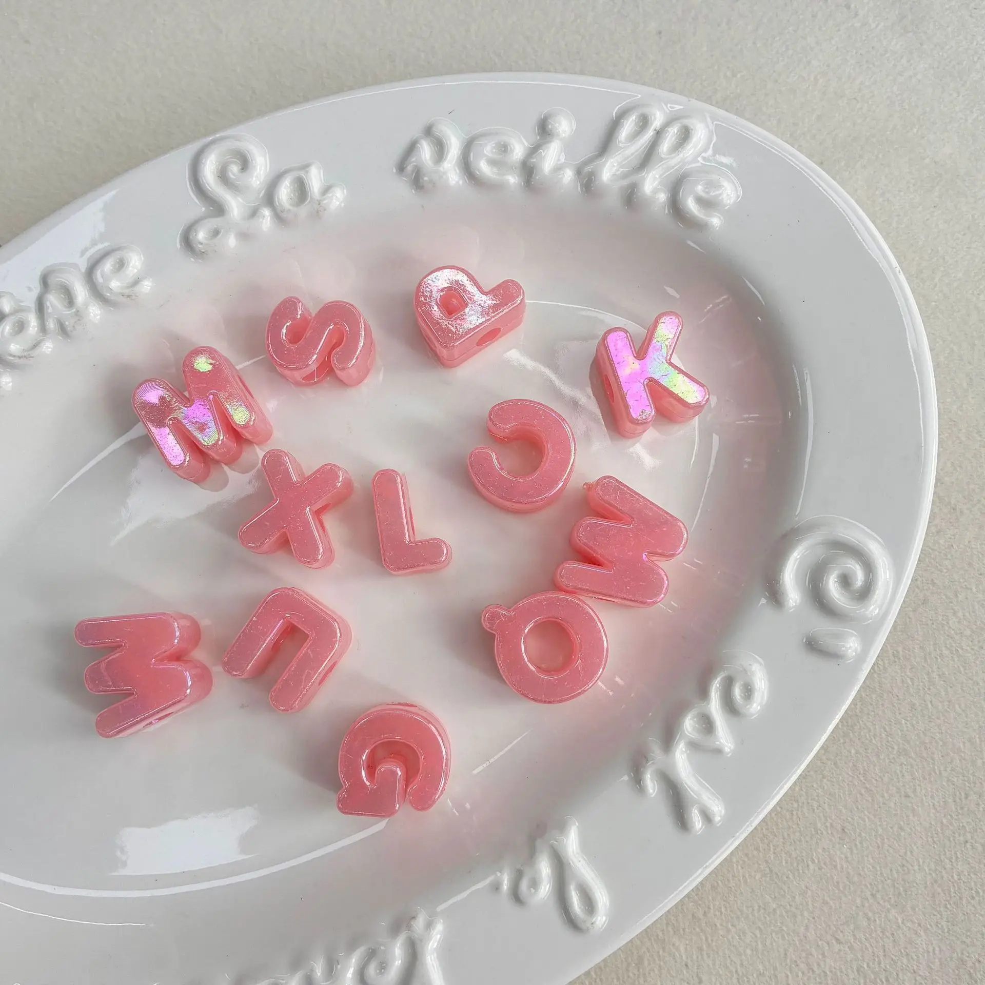 Bonbonfarbene 20mm Schillernde Acryl-Buchstabenperlen DIY-Set Alphabetperlen für Schmuckherstellung Schlüsselanhänger Flechten Basteldekoration – Detail 7