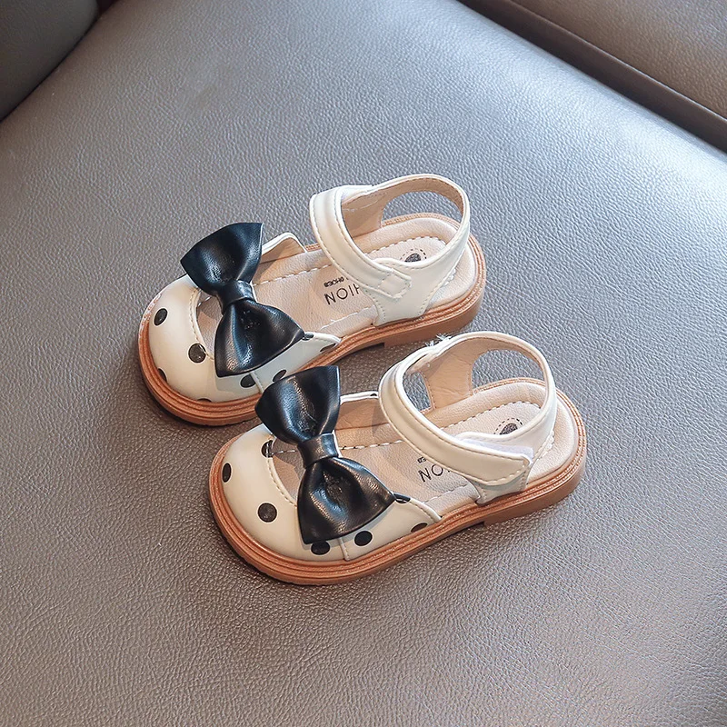 Sandalias de cuero para bebé y niña, zapatos de verano para niños pequeños con cubierta de dedo, sandalias de playa con puntos y pajarita de princesa
