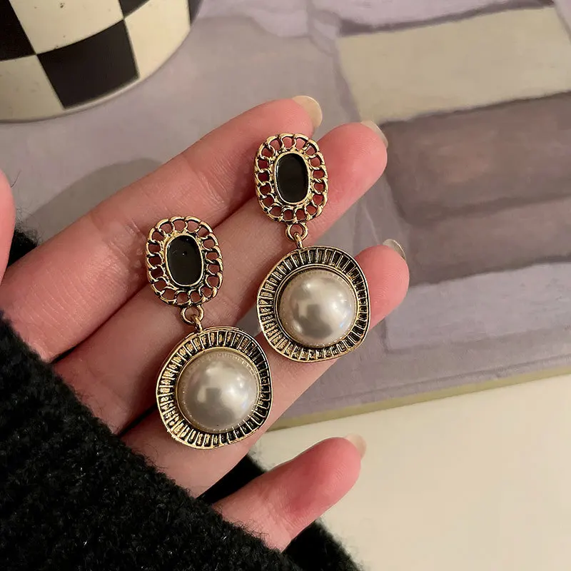 

Metal Pearl Earrings Classic Retro Luxury Women Ears Fashion Accessories Party Dress Matching 082004