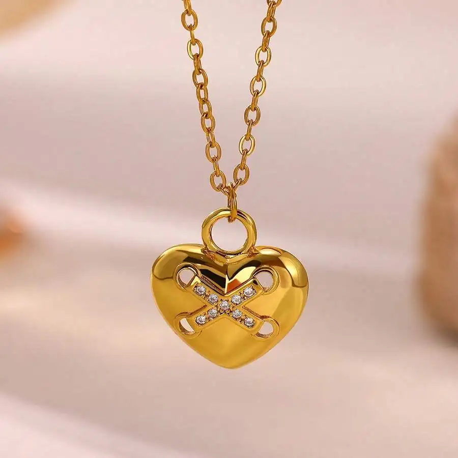 

1 Piece Of Golden Copper Heart-Shaped Necklace For Women, Exquisite And High-End Necklace, Inlaid With Synthetic , Fashionable W