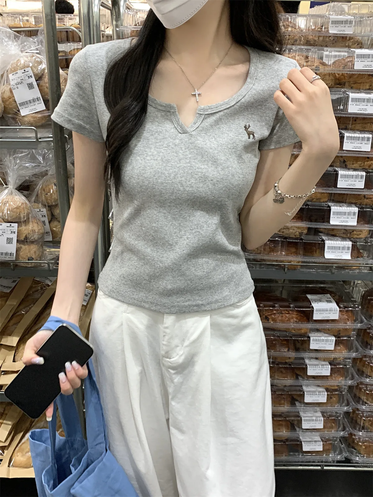 Damen T-Shirt Neues Sommer-Modell mit halb offenem Kragen, Stickerei-Design, Kurzarm-T-Shirt für Mädchen, Studentinnen, lässiges, schmal geschnittenes Oberteil. – Detail 22