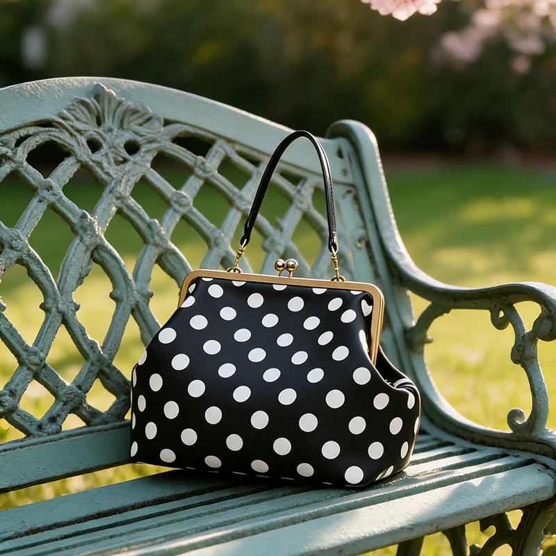 Schwarz-weiß gepunktete Damenhandtasche mit Verschlussrahmen, große Umhängetasche, Vintage-PU-Tragetasche für den Alltag – Detail 15