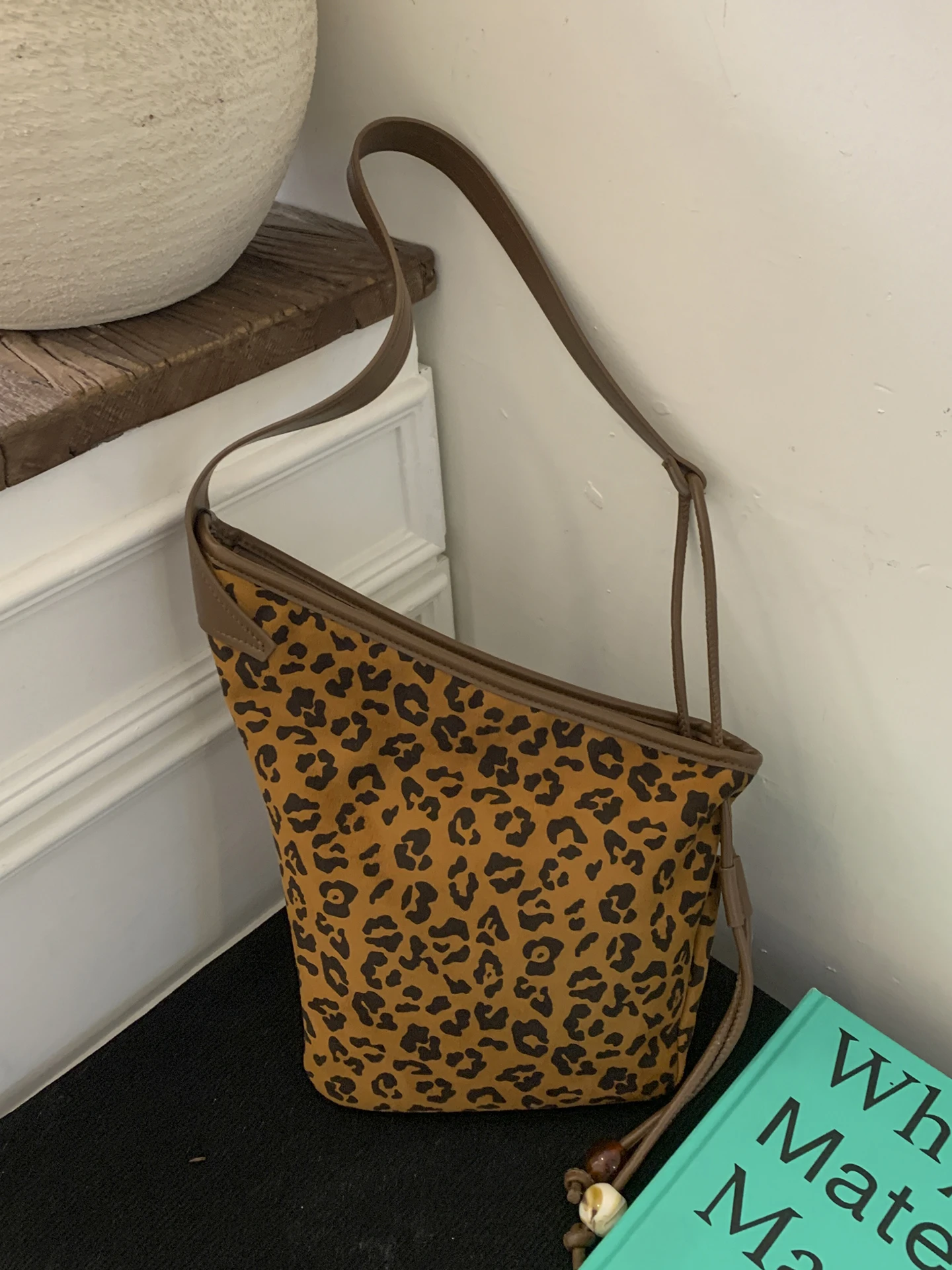 ليوبارد المرأة حقيبة الخريف الشتاء جديد الكورية نمط غير النظامية شكل سعة كبيرة دلو أكياس سستة فو الجلد المدبوغ حقيبة كروسبودي