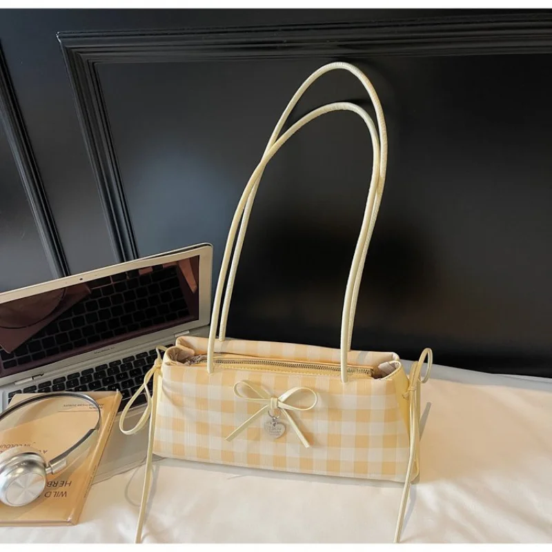 

Popular Women's Messenger Bag With High Quality Leather Material From Famous Designer For Elegant Style