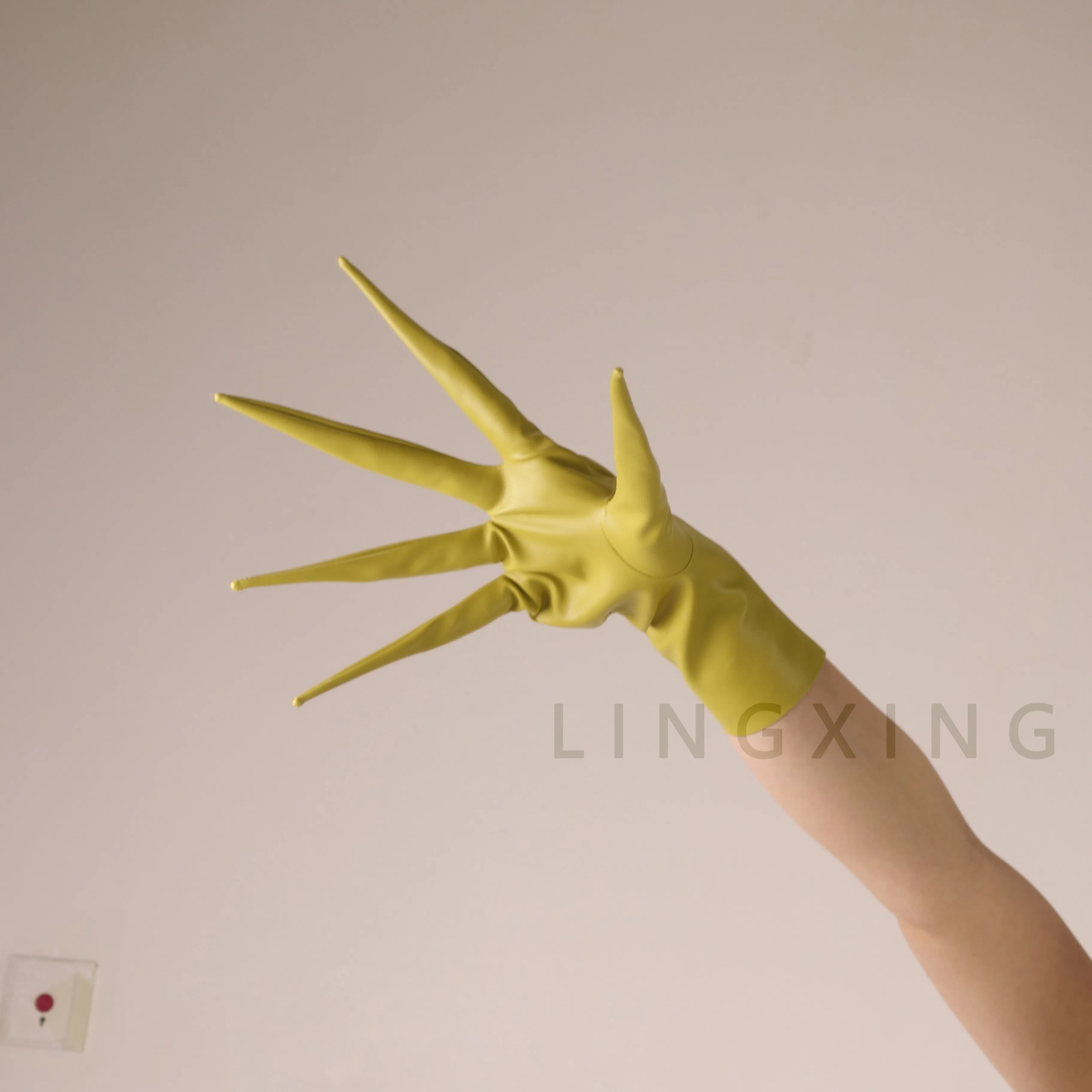 35 cm 14 Zoll spitze Fingerhandschuhe aus patentiertem Kunstleder PU mit langen Spikes an den Schultern, Armwärmer, glänzend schwarz, Pfoten-Drachenknöchel-Design – Detail 26