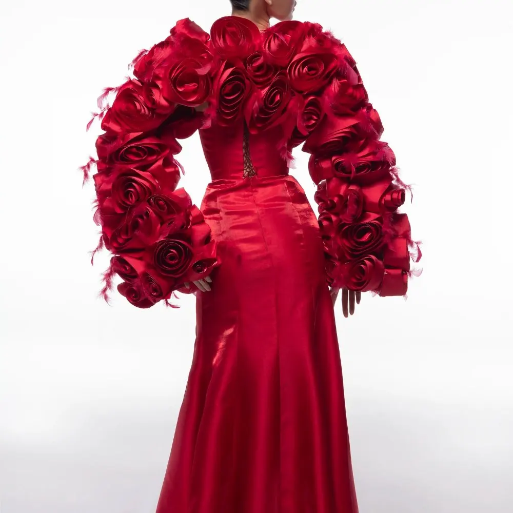 معطف وردي أحمر مزين بالزهور مع أكمام مميزة - ملابس خارجية رومانسية طليعية، عرض ساخن لعام 2026، قبعات حفلات عصرية للسيدات