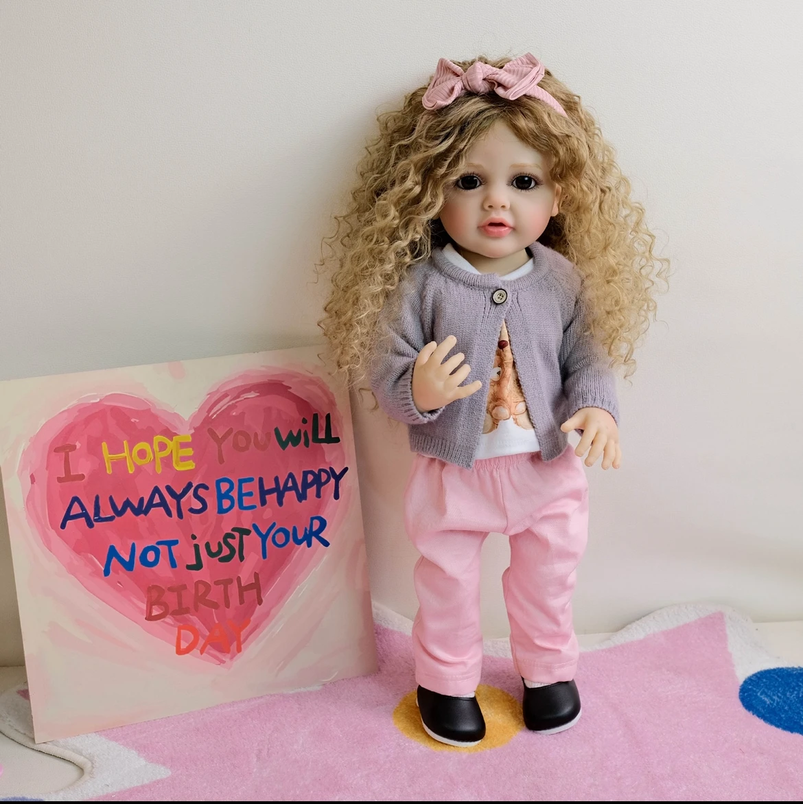 22" Reborn Baby Doll Betty Vinile morbido Realizzato a mano Lussuoso capelli biondi Dettagli facciali iperistici Occhi acrilici realistici