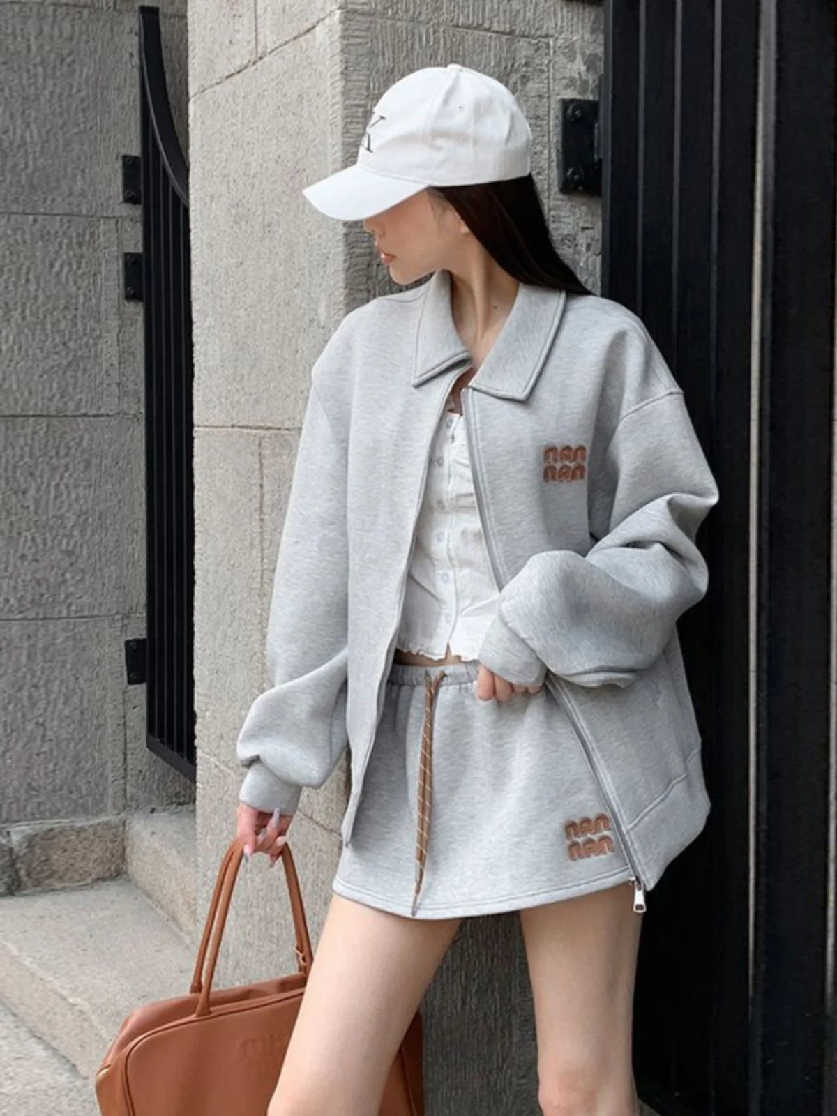 

Женский комплект из двух предметов: модная универсальная толстовка-куртка в американском стиле с вышивкой, свободного кроя, с длинными рукавами и воротником, коллекция 2025 года