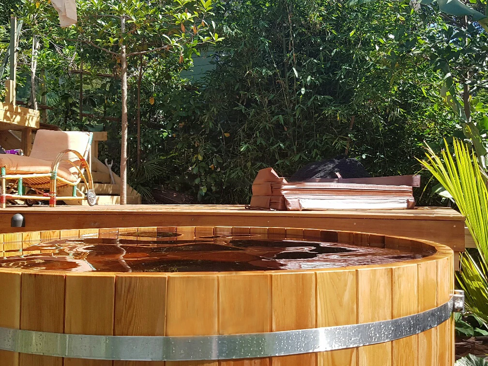 Durable outdoor hot tub 4-6 Person Canada Red Cedar Internal Traditional solid Wood hot bathtub