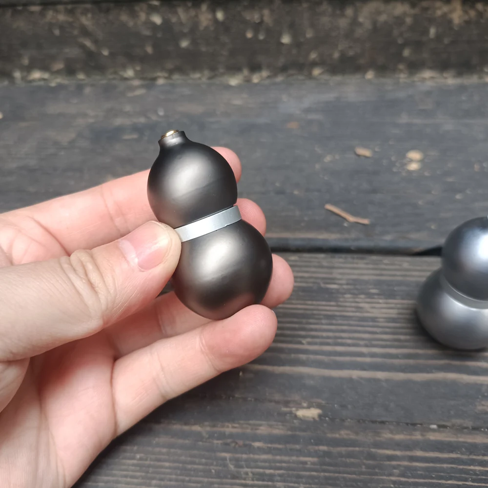 이 금속 호리병 모양의 피젯 스피너는 자석 버튼과 슬라이더가 있어 휴대가 간편하고 스트레스 해소에 도움이 됩니다.