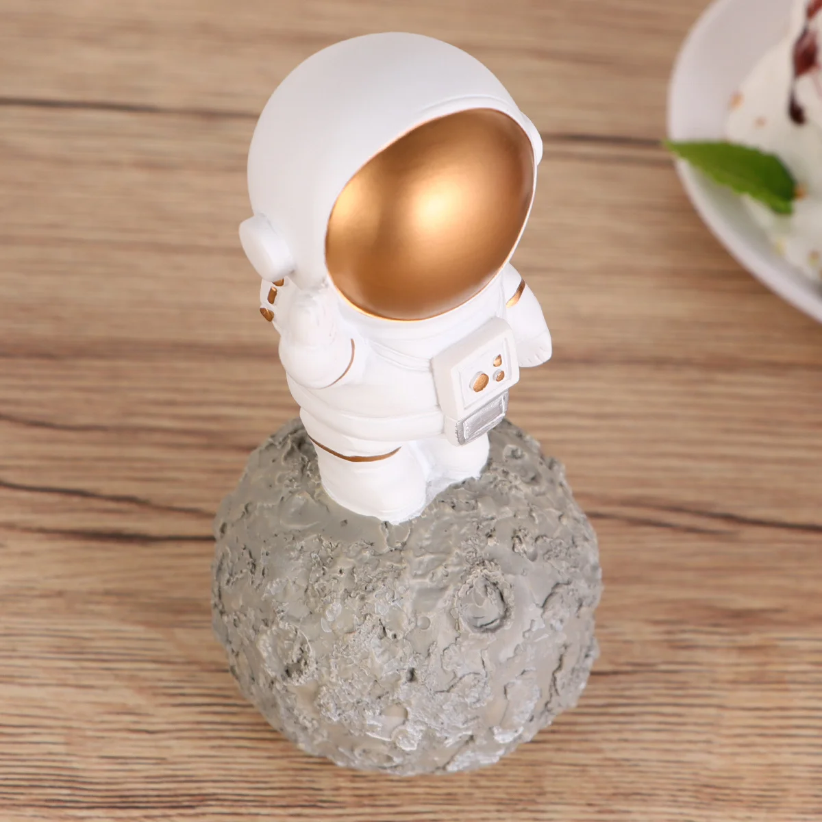 

Astronaut Golden Resin Craft For Cake Decor Car Ornament Home Desk Decoration Party Gift Table Decor