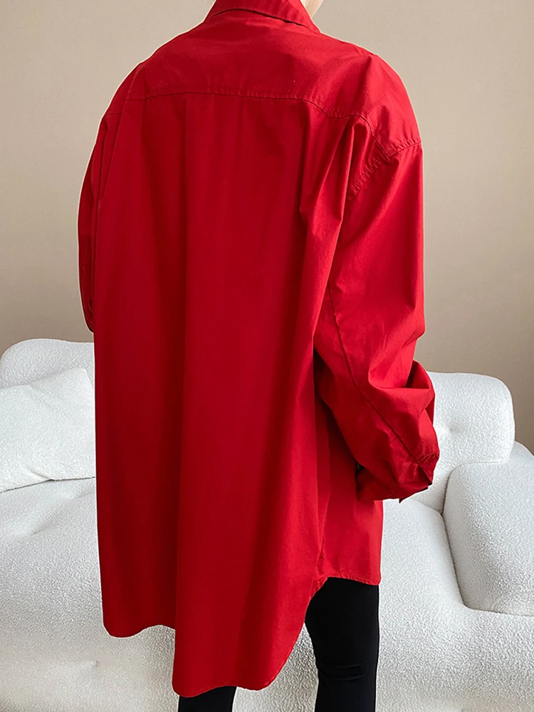 YERMORA بلوزة غير رسمية قصيرة كبيرة الحجم بأزرار حمراء للنساء طية صدر السترة وأكمام طويلة قميص فضفاض جديد موضة المد ربيع الخريف 2025