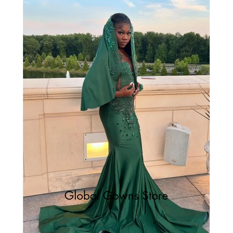 Vestido de fiesta verde esmeralda personalizado 2025, vestido de fiesta de sirena con capa con cuentas de diamantes de imitación y plumas negras para niñas