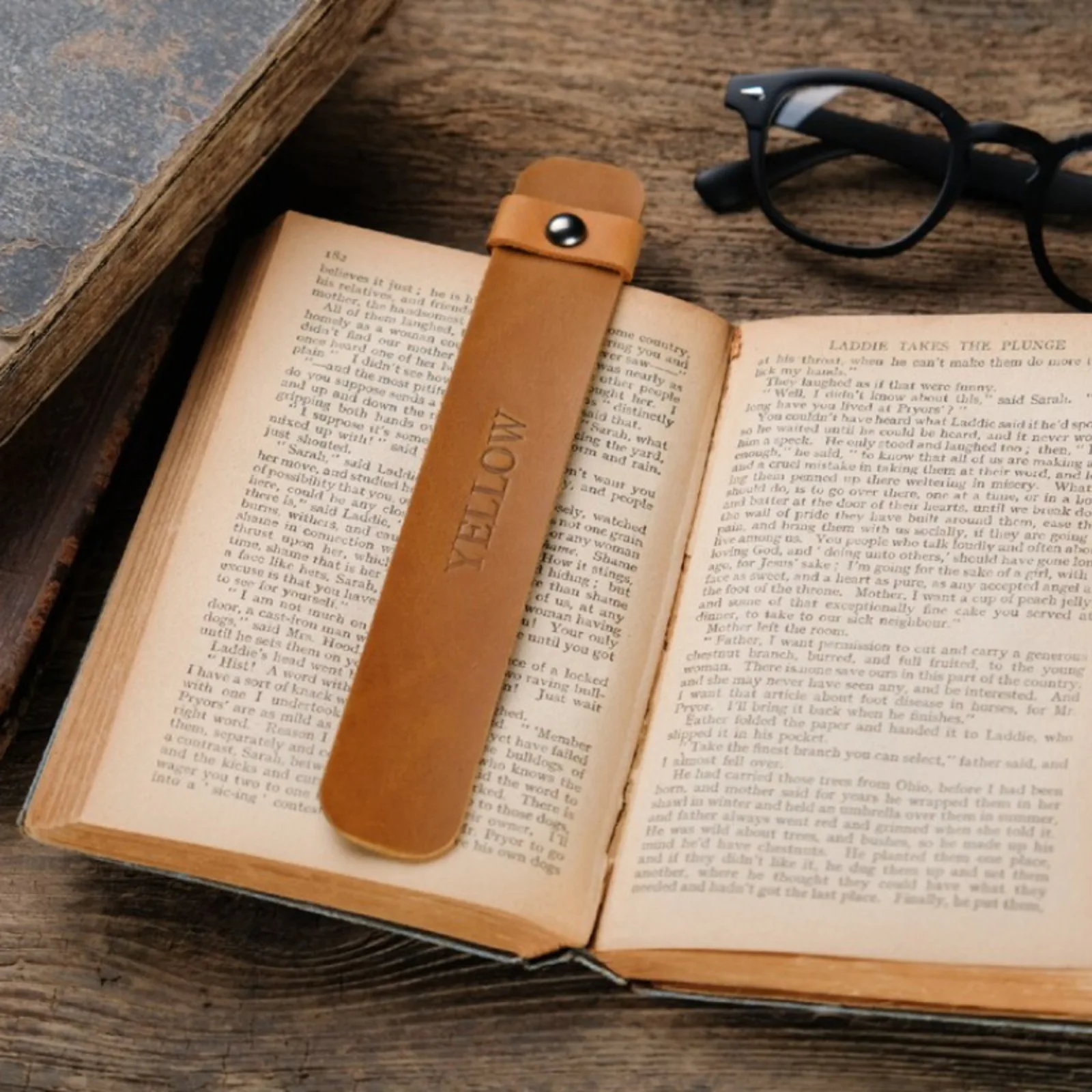 

Personalized Customized Leather Book Page Clip Vintage Leather Reading Marker Book Clip Student Study Stationery Bookmarks