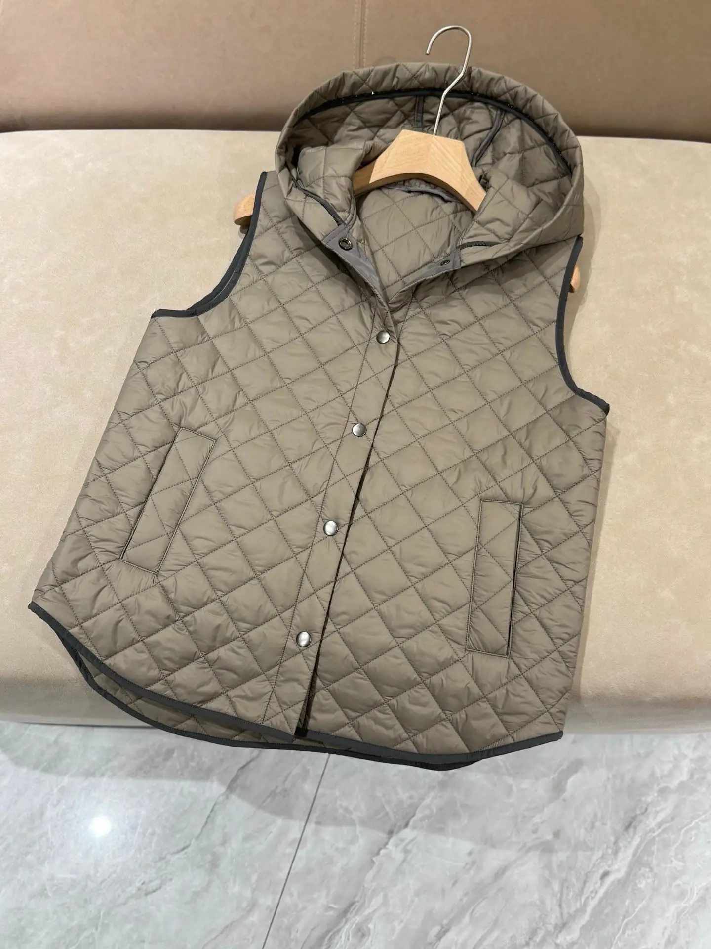 

Осенний повседневный женский жилет высокого качества с капюшоном и ромбовидной сеткой