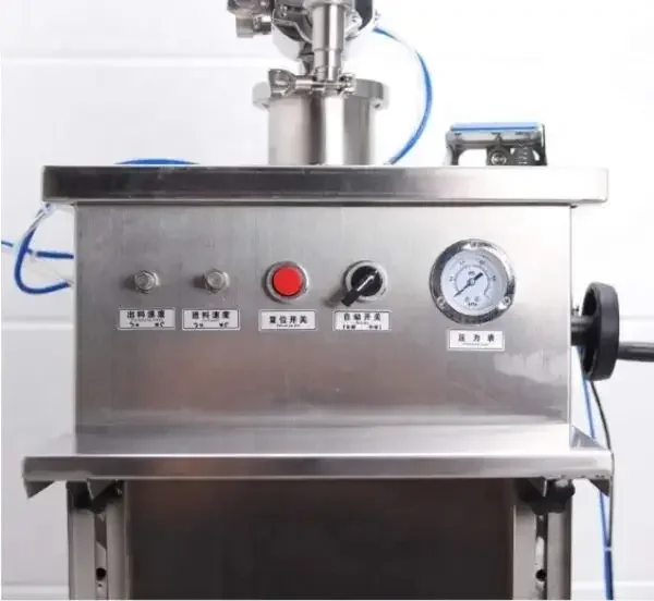 Máquina selladora de líquidos y llenadora de crema semiautomática de bajo costo para la producción de perfumes para automóviles en botellas de plástico