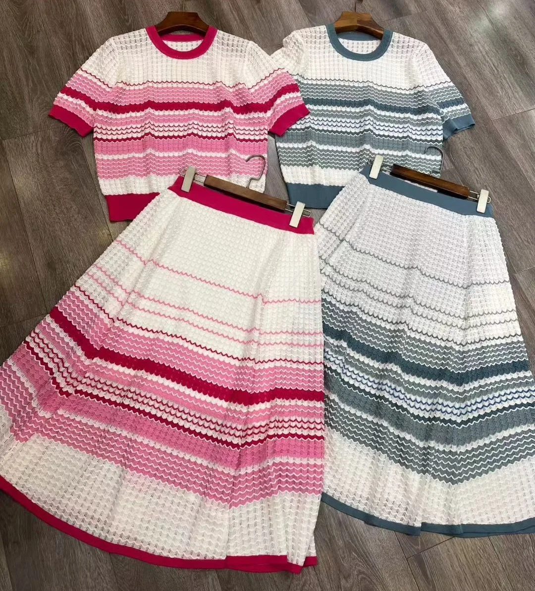 

Новый костюм с юбкой высшего качества, осень-зима 2025 года, комплект одежды, женские вязаные пуловеры с узором в полоску + длинная трикотажная юбка с высокой талией