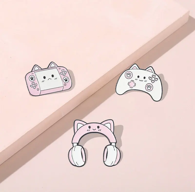 Pins Custom Mouse e tastiera Console di gioco Cute Cat spilla distintivo con risvolto divertente regalo di gioielli in cartone animato per amico gatto tastiera smalto