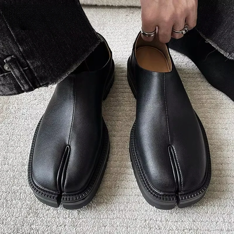 2025 Nuevos zapatos Tabi para hombres y mujeres, zapatos clásicos de cuero con punta dividida, zapatos casuales de un pie, zapatos planos Unisex, diseño cómodo