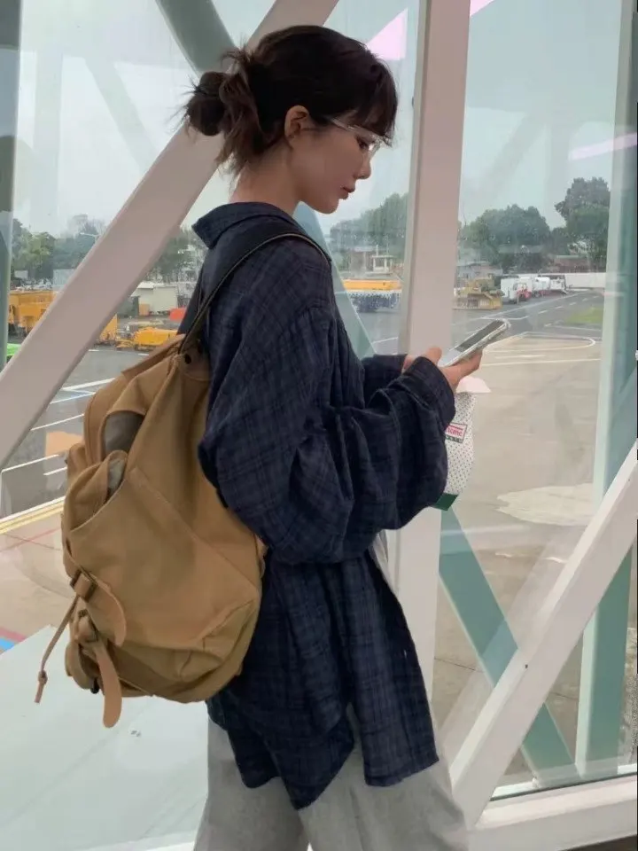 

2025 Summer Women's Loose Fit Plaid irt Lightweight Outerwear Sun Protection Long Sve Button up Top Faionable Retro Sle