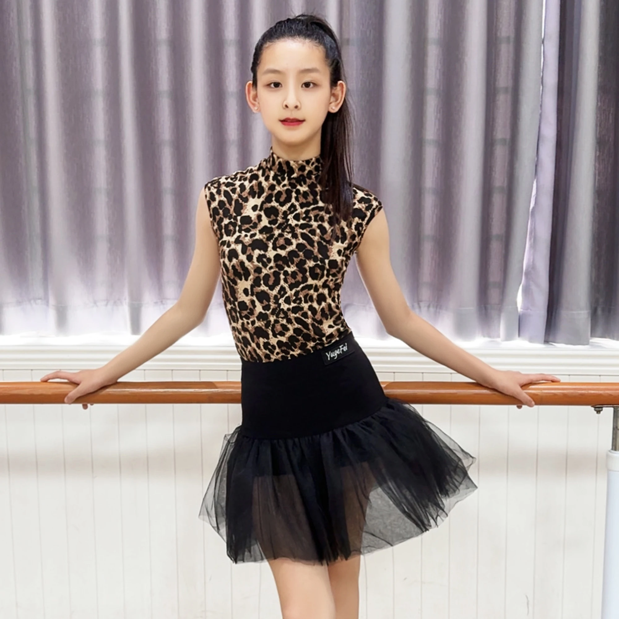 

UK Latin Dance Girls' 2026 New Summer Leopard Print Mock Neck Short Sleeve Top Set - Performance Practice Wear