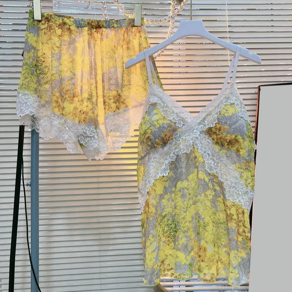 

Женский пижамный комплект: сексуальный кружевной топ на бретельках и шорты, летний, без рукавов, 2 предмета, атласный комплект для сна, повседневная пижама, домашняя одежда