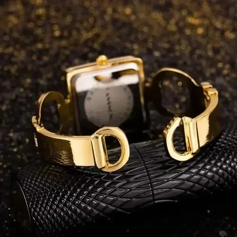 سوار ساعة فاخر من حجر الراين الذهبي للنساء والفتيات بتصميم علامة تجارية عتيقة بمينا مستطيل للسيدات كوارتز ساعة يد هدية