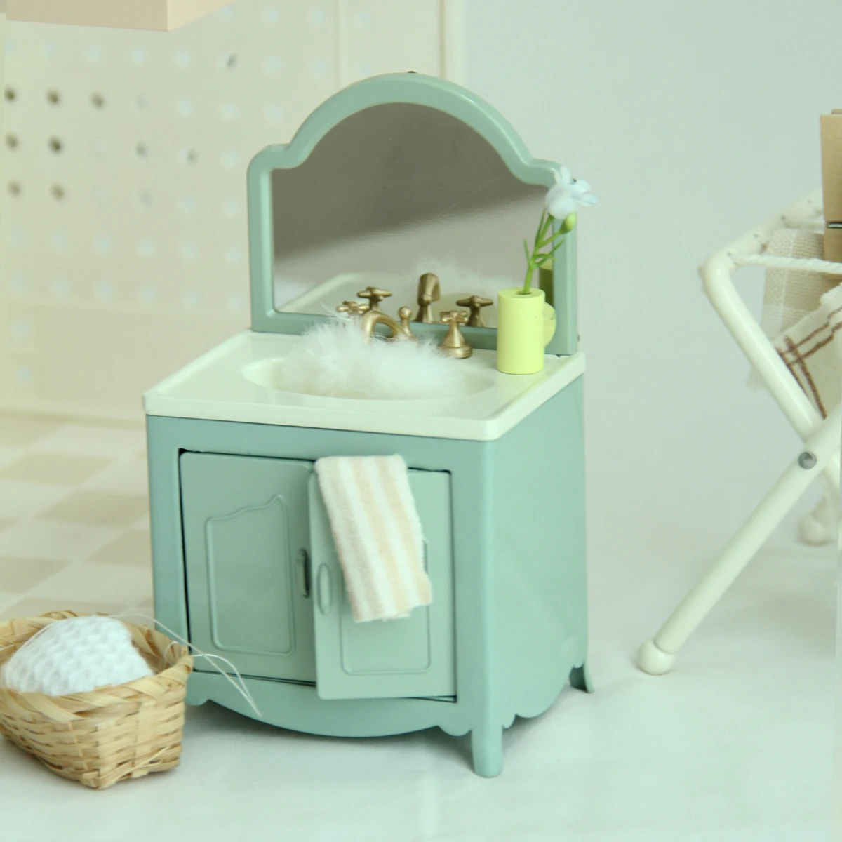 Miniature Simulation Furniture 1:8-1:12 Metal Green Washbasin Mini House Decoration Ornaments