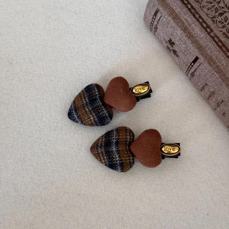 2 szt. Klips do włosów w kratę w kształcie serca z wielokolorową wełnianą kulką, boczny klips do włosów dla kobiet, słodki klips do grzywki